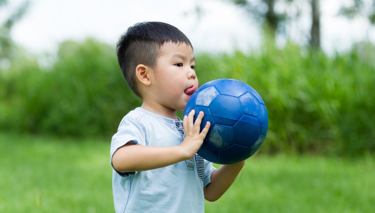 bambini possono giocare in cortile?