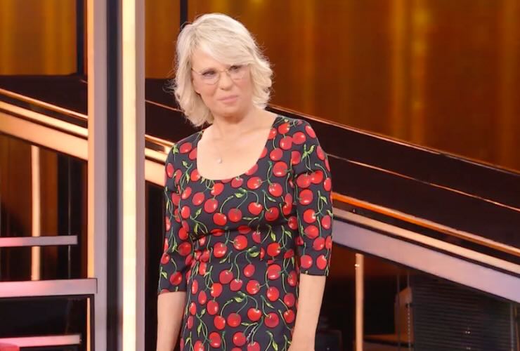 Maria De Filippi: il prezzo dell'abito con ciliegie