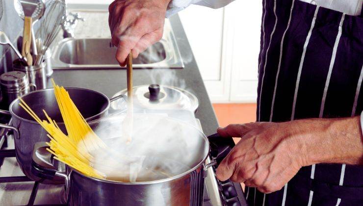 Come cuocere la pasta, con coperchio o senza?