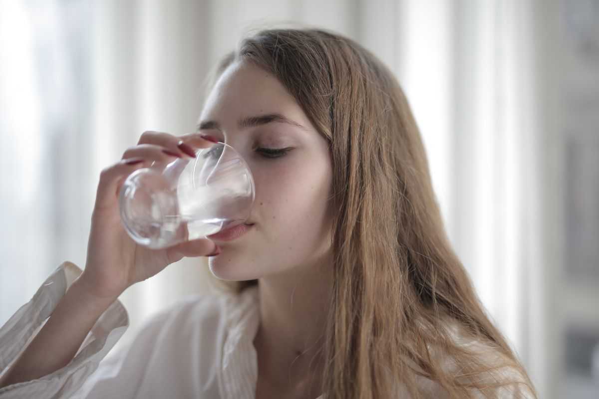 qaunta acqua bere ogni giorno