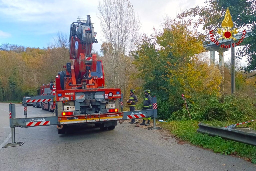 Vigili del fuoco a Pratola Serra per auto nella scarpata