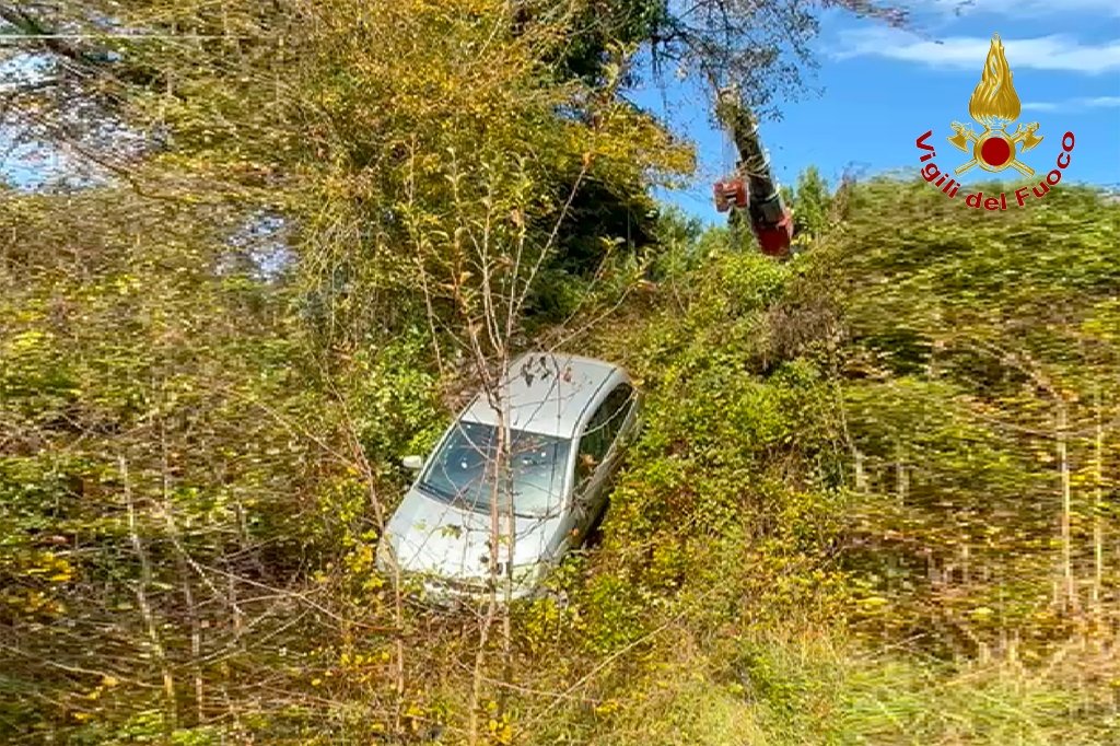 Pratola Serra, auto nella scarpata