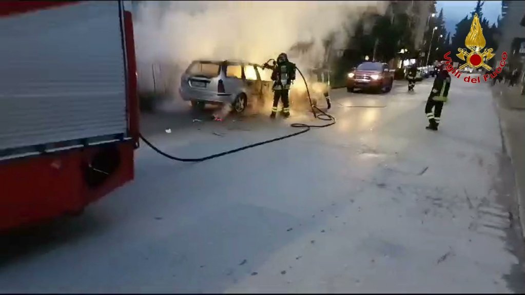 Incendio auto in via Annarumma