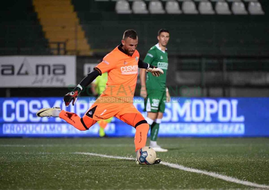 Antony Iannarilli alla battuta di una rimessa dal fondo, in maglia Avellino