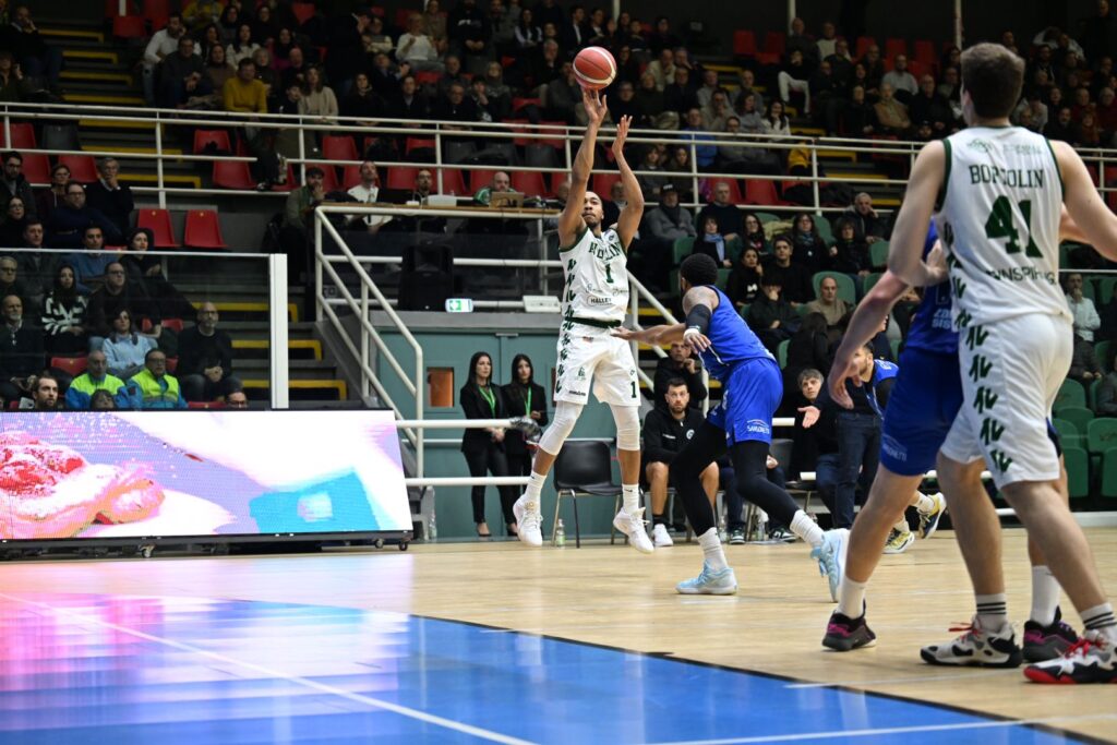 Jaren Lewis, al tiro, con la maglia dell'Avellino Basket